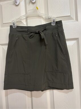 207. Athleta Chelsea cargo skort size 2 14” waist 16” length army green
